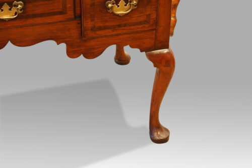 cabriole leg with pad foot