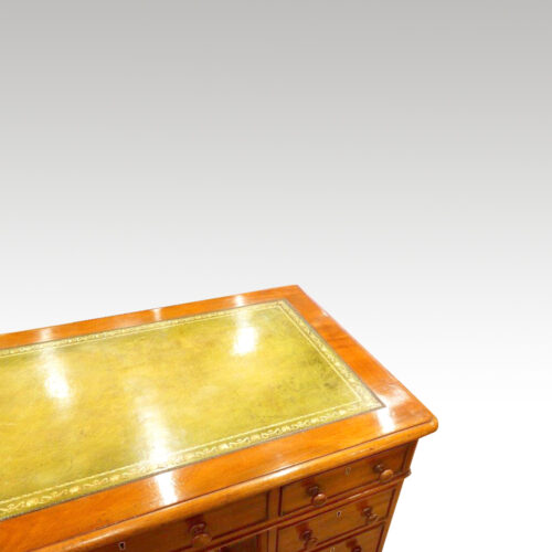 Victorian mahogany pedestal desk