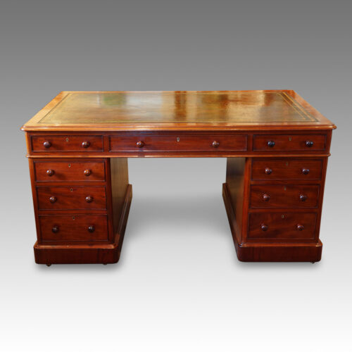 Victorian large mahogany pedestal desk