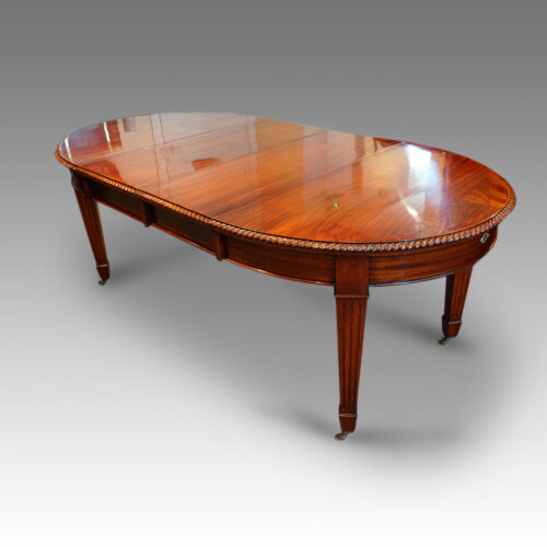 Antique table with 2 leaves inserted