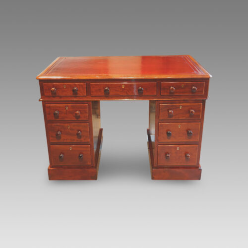 Victorian mahogany pedestal desk