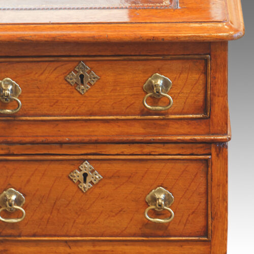 Detail antoque desk drawer