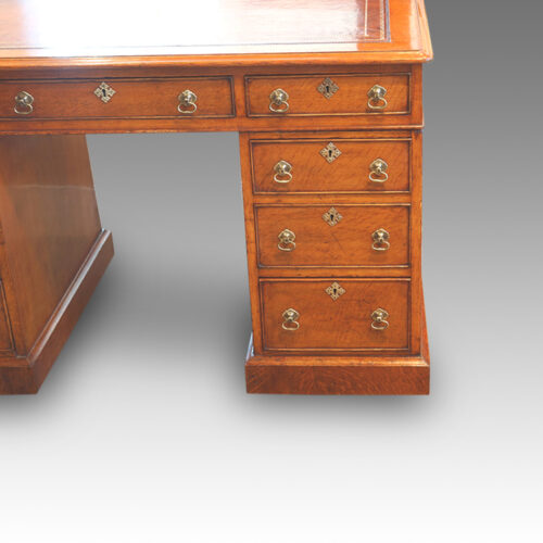 Pedestal desk flight of drawers
