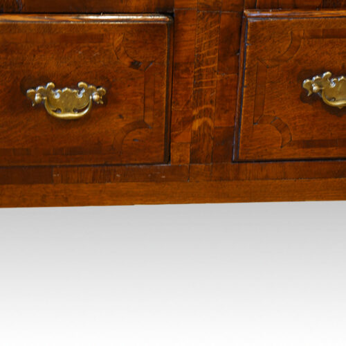Inlay in dresser base