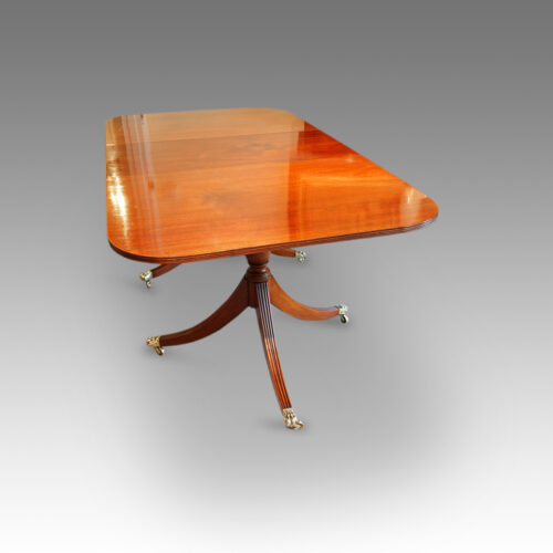 Dining table in mahogany