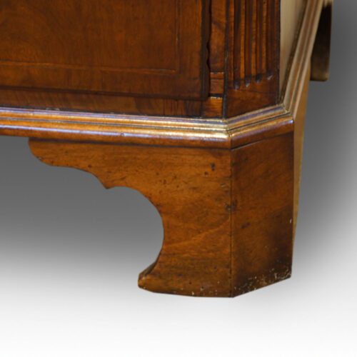 Shaped bracket feet