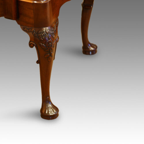 Cabriole leg