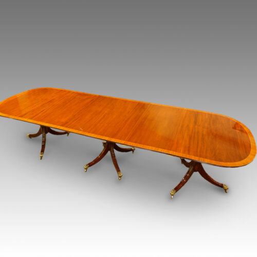 Mahogany triple pillar dining table in the Georgian style