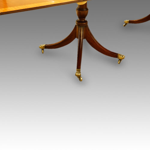 Mahogany triple pillar dining table in the Georgian style, centre column