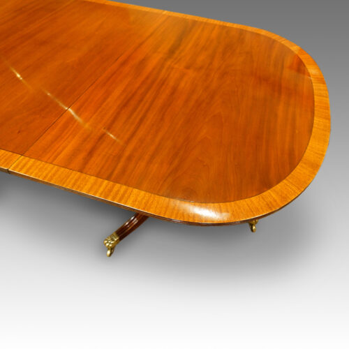 Mahogany triple pillar dining table in the Georgian style, cross-banding