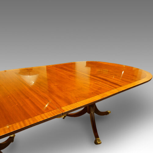 Mahogany triple pillar dining table in the Georgian style, top detail