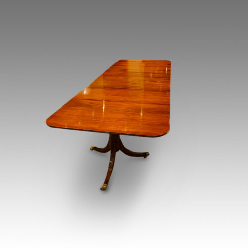Georgian style 3 pedestal mahogany dining table end view