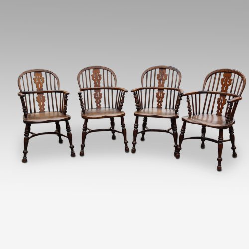 Set of 4 Yew wood Windsor chairs