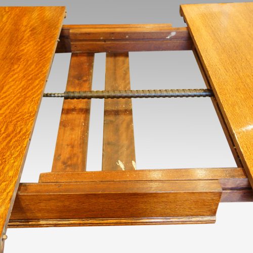 Victorian oak extending dining table mechanism
