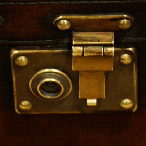 Leather trunk coffee table end lock plate