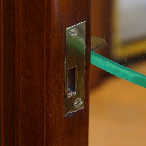 Edwardian mahogany circular bijouterie cabinet lock plate