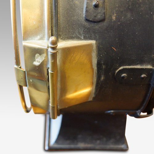 Locomotive lamp hinge