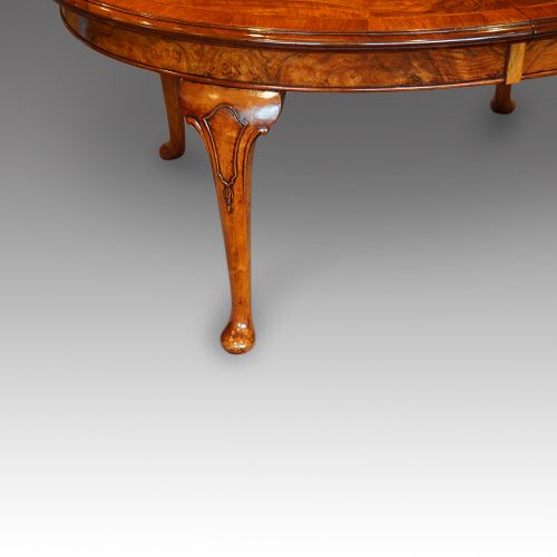 Edwardian walnut extending dining table edge