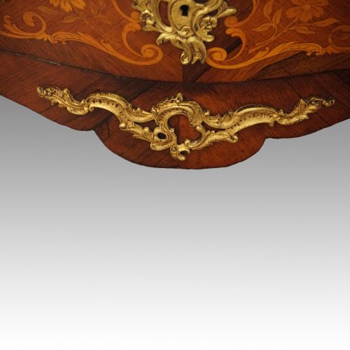 Continental bombe commode apron