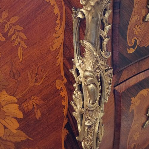 Continental bombe commode mount detail