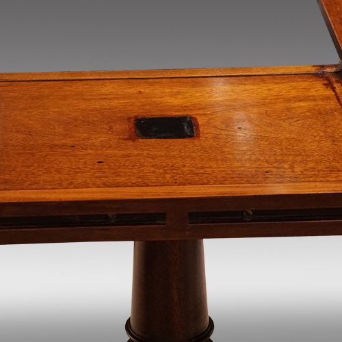 Oval mahogany extending dining table block