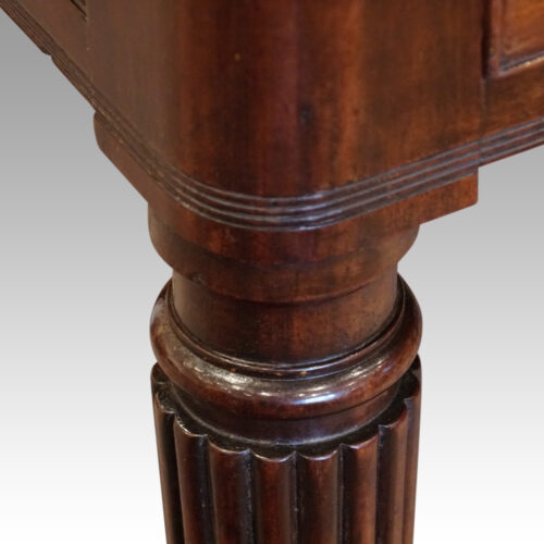 Georgian mahogany writing table top of leg