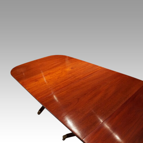 Edwardian mahogany 3 pillar dining table top end view