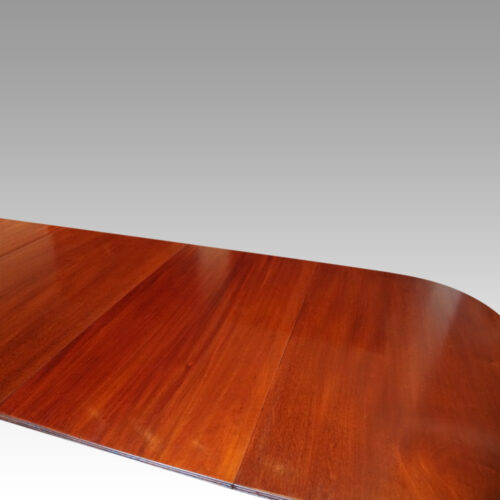 Edwardian mahogany 3 pillar dining table top surface