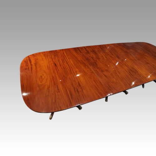 Large Georgian mahogany 3 pillar dining table closed