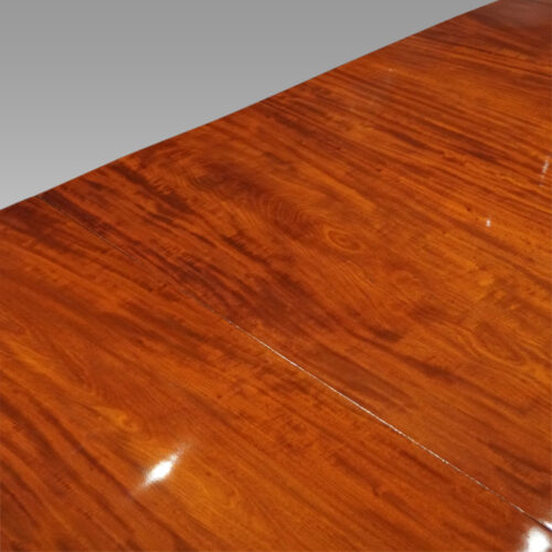 Large Georgian mahogany 3 pillar dining table top detail