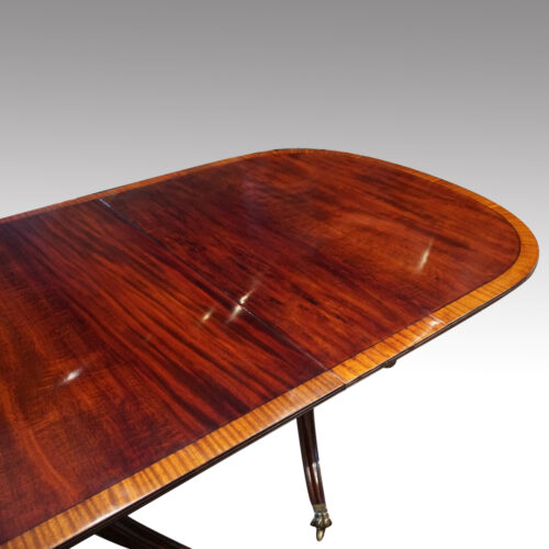 George V 3 pillar dining table end view
