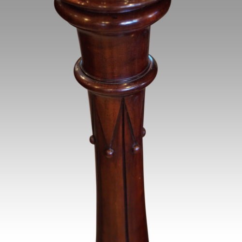 Victorian mahogany Queen dressing table top of leg