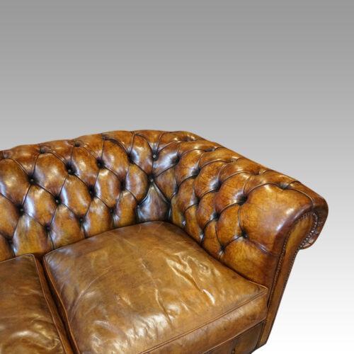 Leather button back 2 seat Chesterfield corner arm
