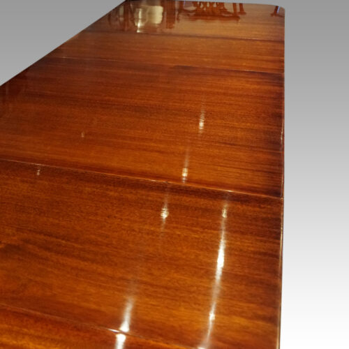 George V mahogany 3 pillar dining table grain