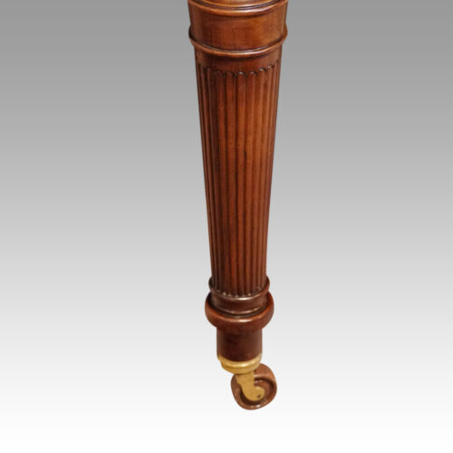 Edwardian mahogany circular extending dining table leg detail