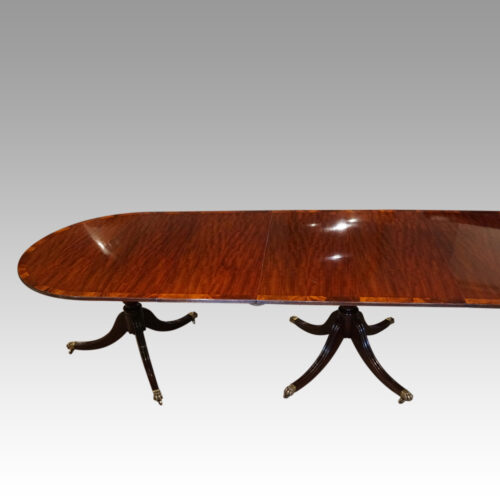 George VI 3 pillar dining table side