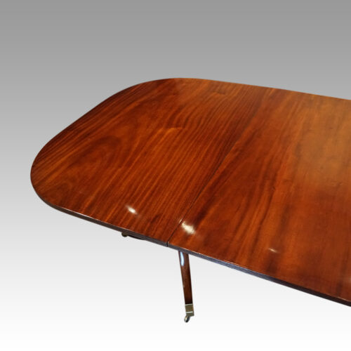 Mahogany twin pillar dining table top detail
