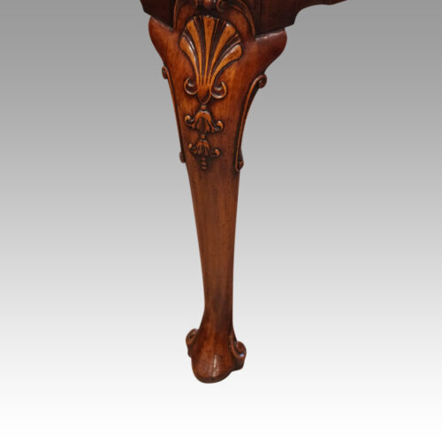 Queen Anne style walnut extending dining table leg