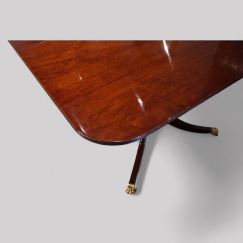 Large Georgian style mahogany pillar dining table corner detail