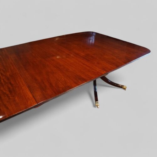 Large Georgian style mahogany pillar dining table edge