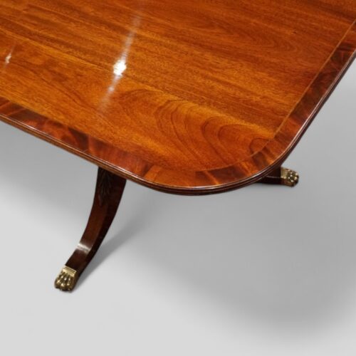 Edwardian mahogany 3 pillar dining table corner