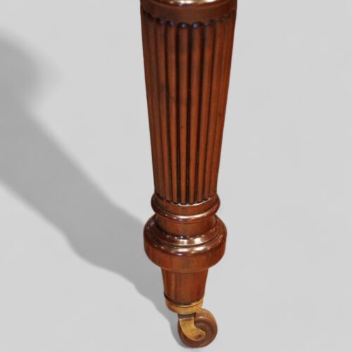 Edwardian mahogany circular extending dining table leg detail