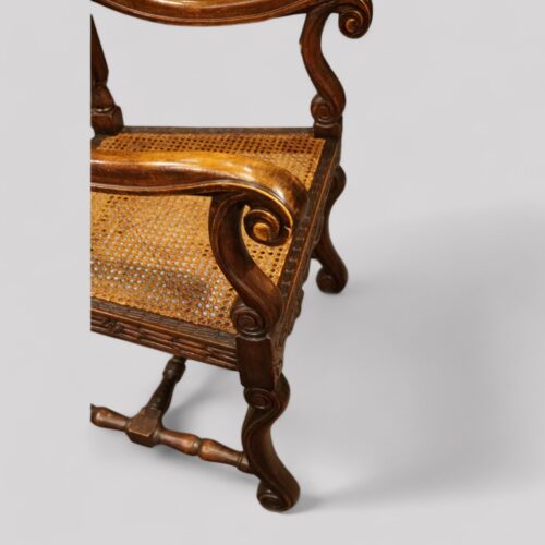 Set of 8 Victorian Carolean walnut chairs arms