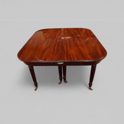 Regency mahogany Gillows style dining table closed