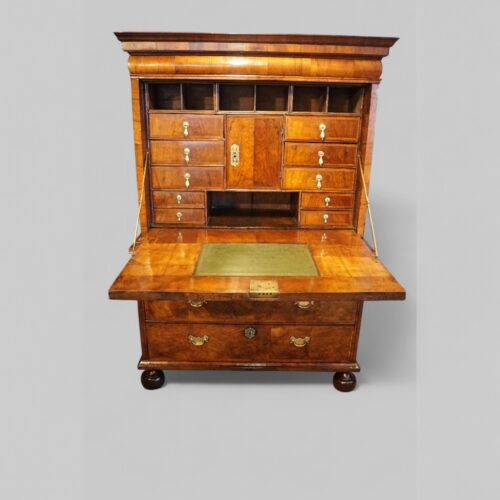 Early 18thc walnut escritoire