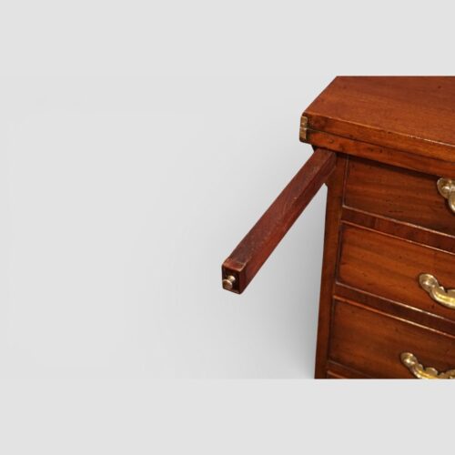 Georgian mahogany batchelors chest loper