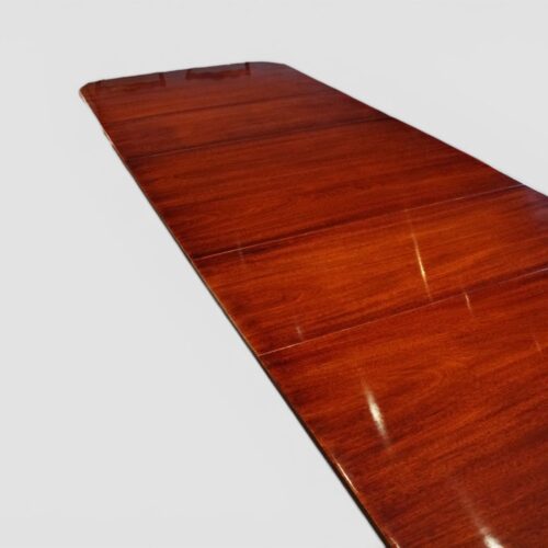 George V mahogany 3 pillar dining table top detail