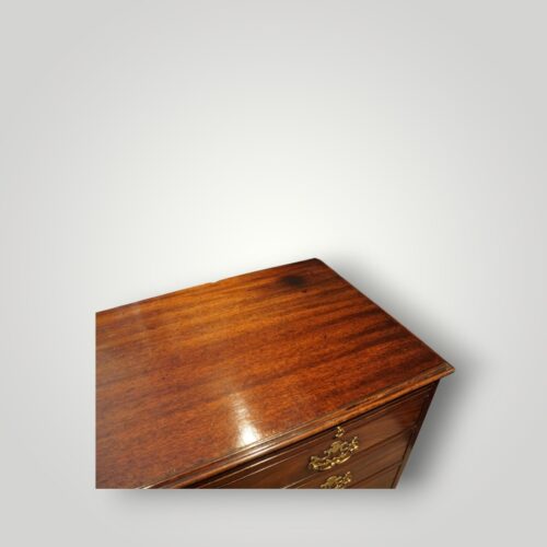 George III mahogany batchelors chest top detail
