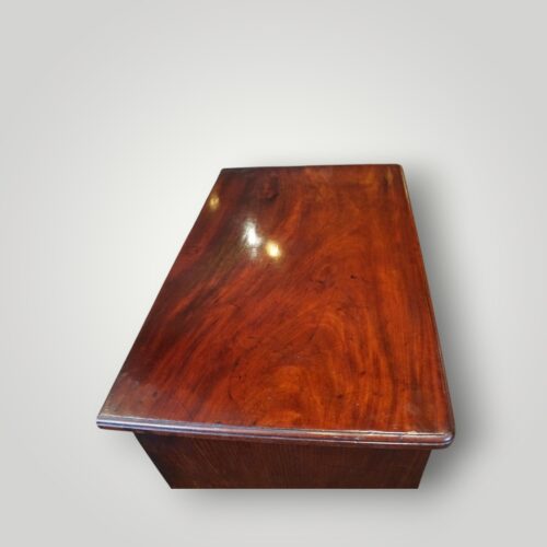 George III mahogany small batchelors chest top