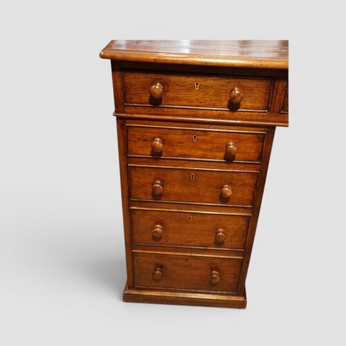 Victorian mahogany desk with high kneehole pedestal